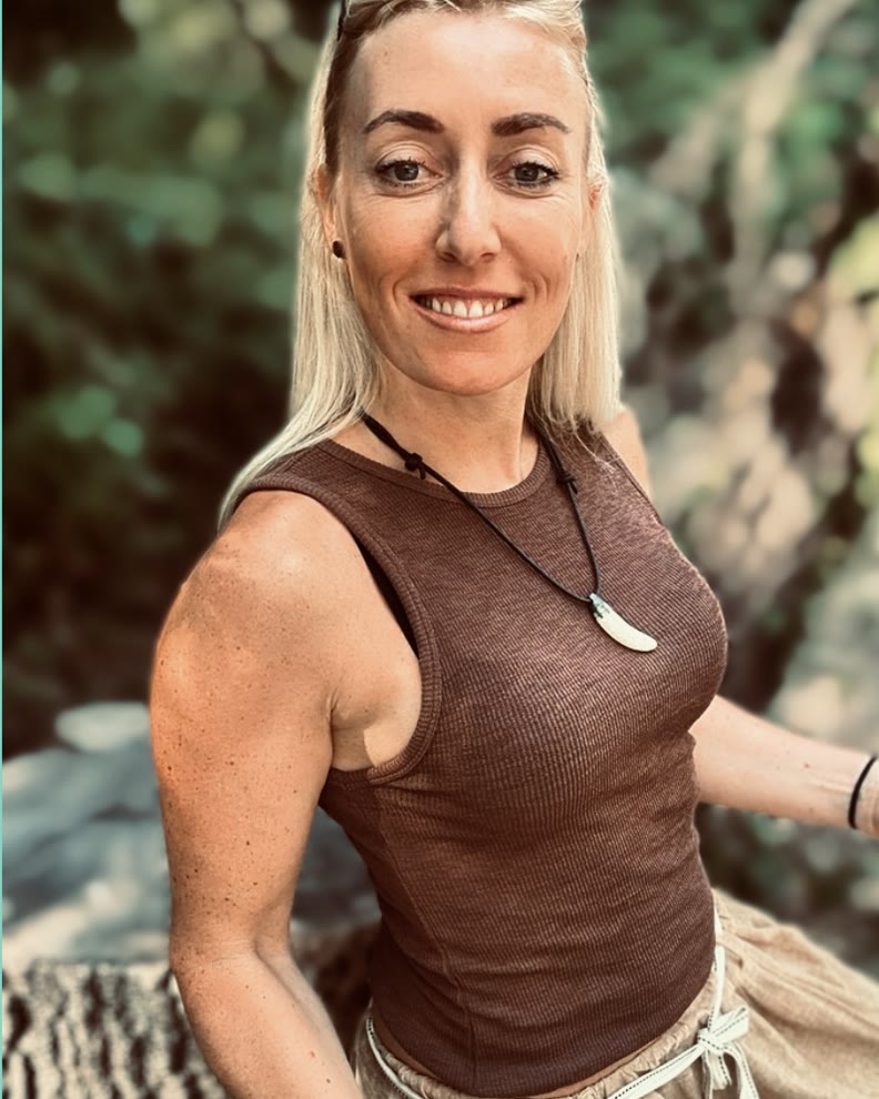 Carolin Block lächelnd im Wald